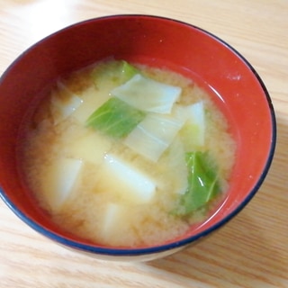 じゃがいもとキャベツの味噌汁